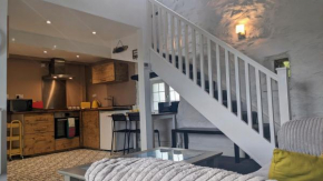 Cosy bolt hole near coast and mountains